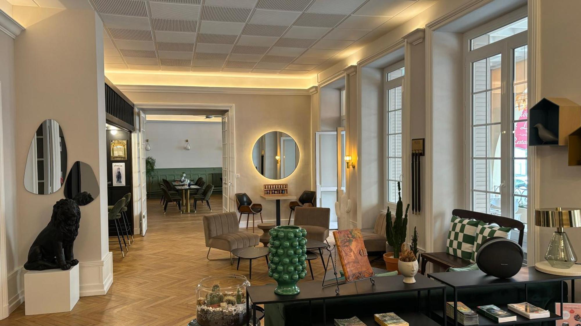Logis Hotel Restaurant Grand Hotel De Lyon Vals-les-Bains Exterior photo