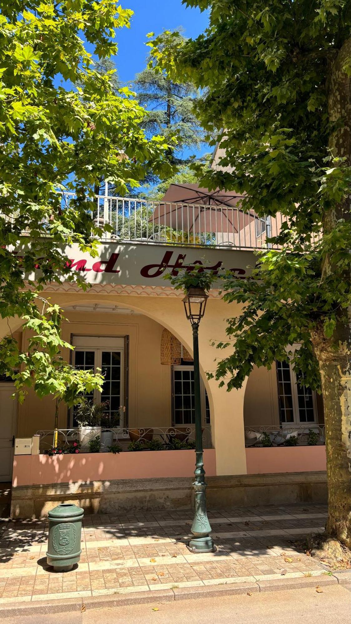 Logis Hotel Restaurant Grand Hotel De Lyon Vals-les-Bains Exterior photo